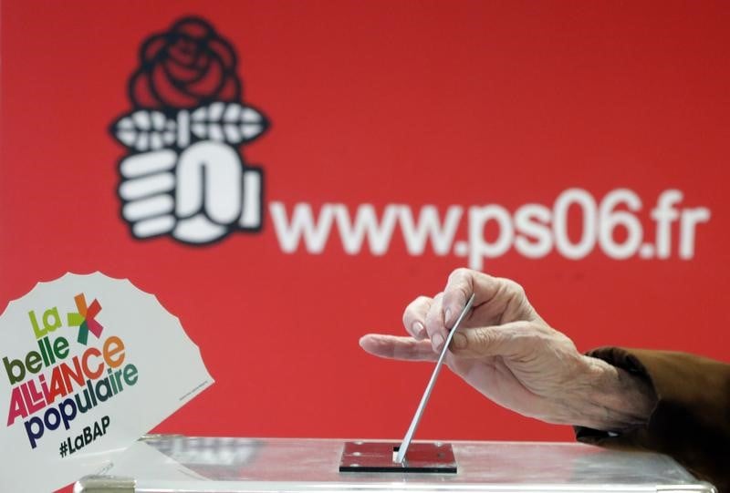 Les electeurs aux urnes pour designer le candidat socialiste