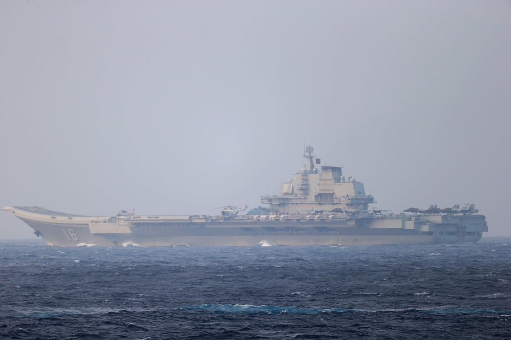 Un navire de guerre americain traverse le detroit de taiwan