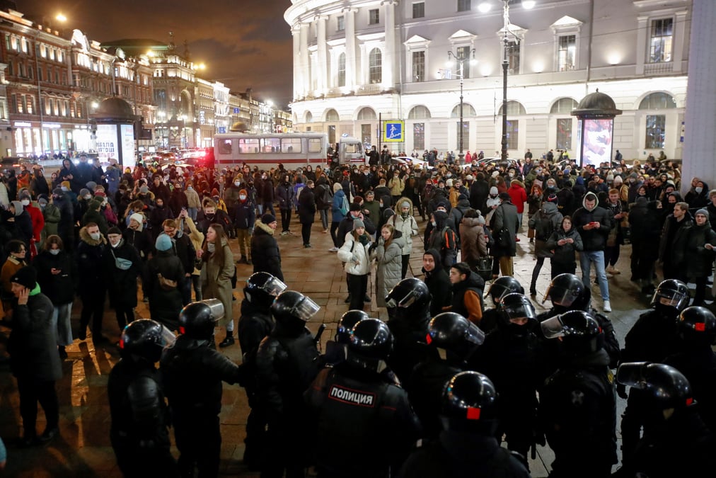 Plus de 350 manifestants contre la guerre arretes en russie