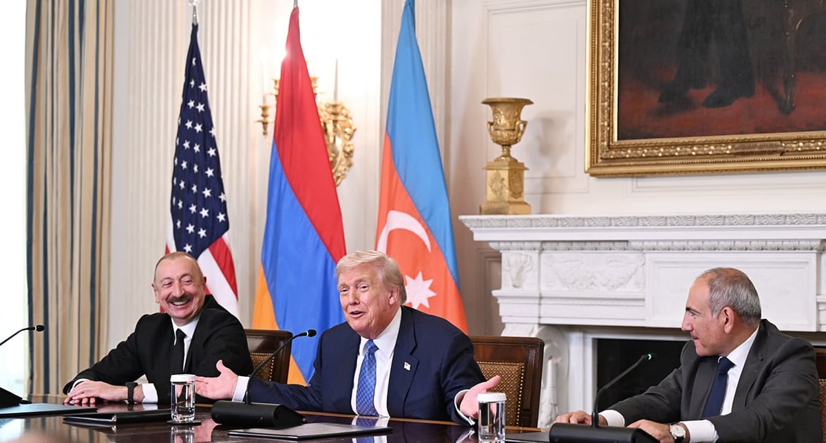 Le président azerbaïdjanais Ilham Aliyev, et le président arménien Nikol Pashinyan lors de la signature d'un traité de paix en présence de Donald Trump, le 8 août à la Maison Blanche.