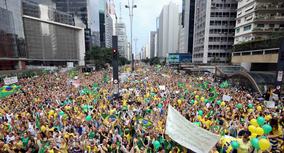 Plus d'un million de bresiliens defilent contre dilma rousseff