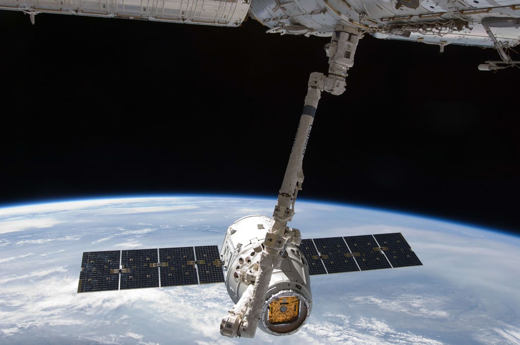 Une capsule dragon de spacex de retour sur terre
