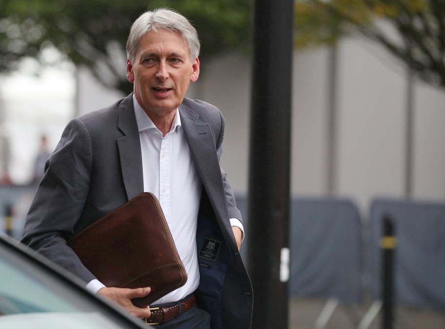 Londres deplore la lenteur des discussions sur le brexit affirme hammond
