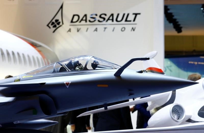 Dassault systemes patit des services, de la chine et des changes