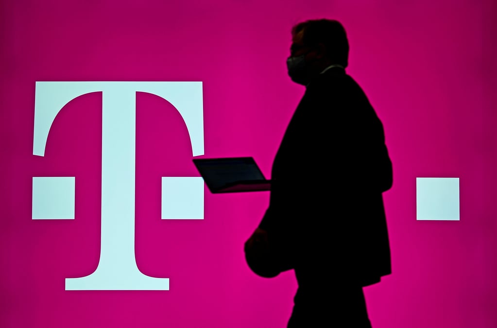 Deutsche telekom fait mieux que prevu au 3e trimestre et releve ses previsions