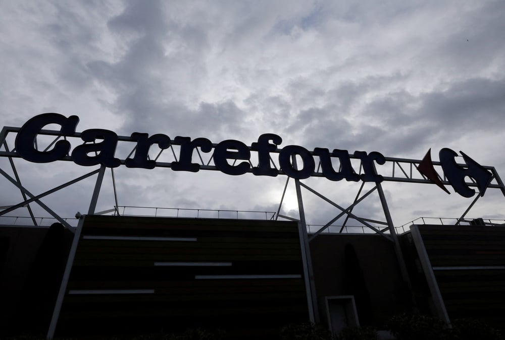 Logo de carrefour a l'exterieur d'un hypermarche a nice