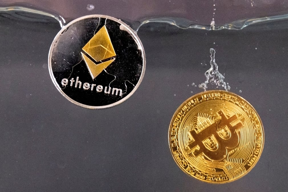 Photo d'archives de jetons bitcoin et ethereum