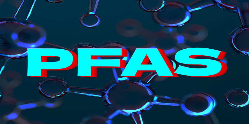 Quasi indestructibles et présents dans quantité d'objets et de produits, les PFAS s'accumulent avec le temps dans l'air, le sol, l'eau, la nourriture et, in fine, dans le corps humain.