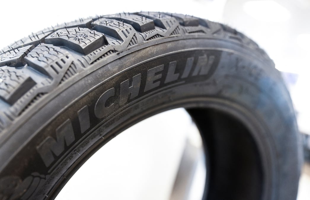 Un pneu produit par la societe francaise michelin est expose chez un concessionnaire a moscou