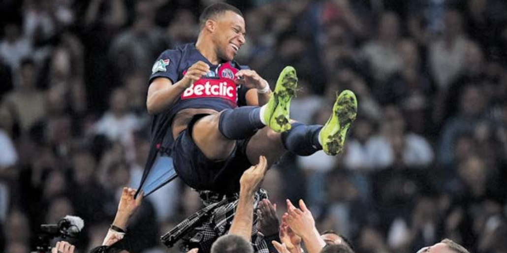 Kylian Mbappé porté en triomphe à l’issue de la finale de la Coupe de France, hier à Lille.