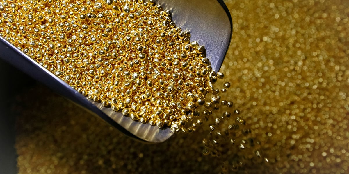 Un employé prend des granulés d'or pur à 99,99 % dans l'usine de métaux non ferreux Krastsvetmet, l'un des plus grands producteurs mondiaux de l'industrie des métaux précieux, dans la ville sibérienne de Krasnoïarsk, en Russie, le 22 novembre 2018.