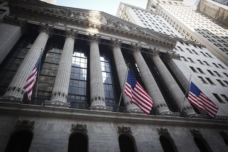 Wall Street ouvre sur une note hésitante