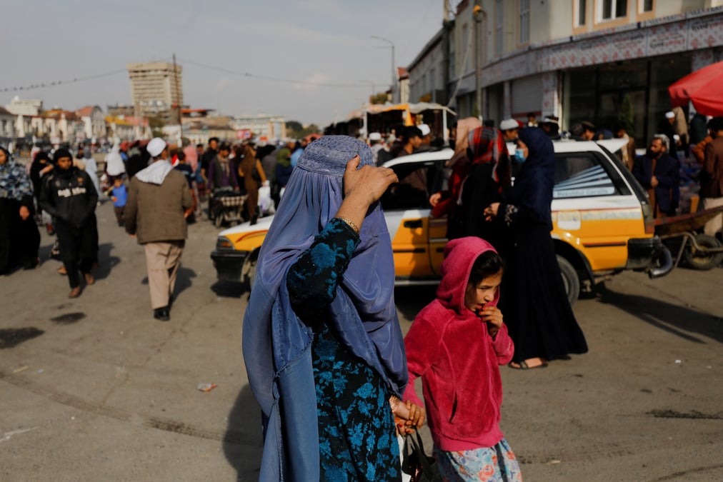 Une femme et une fille afghanes marchent dans une rue de kaboul