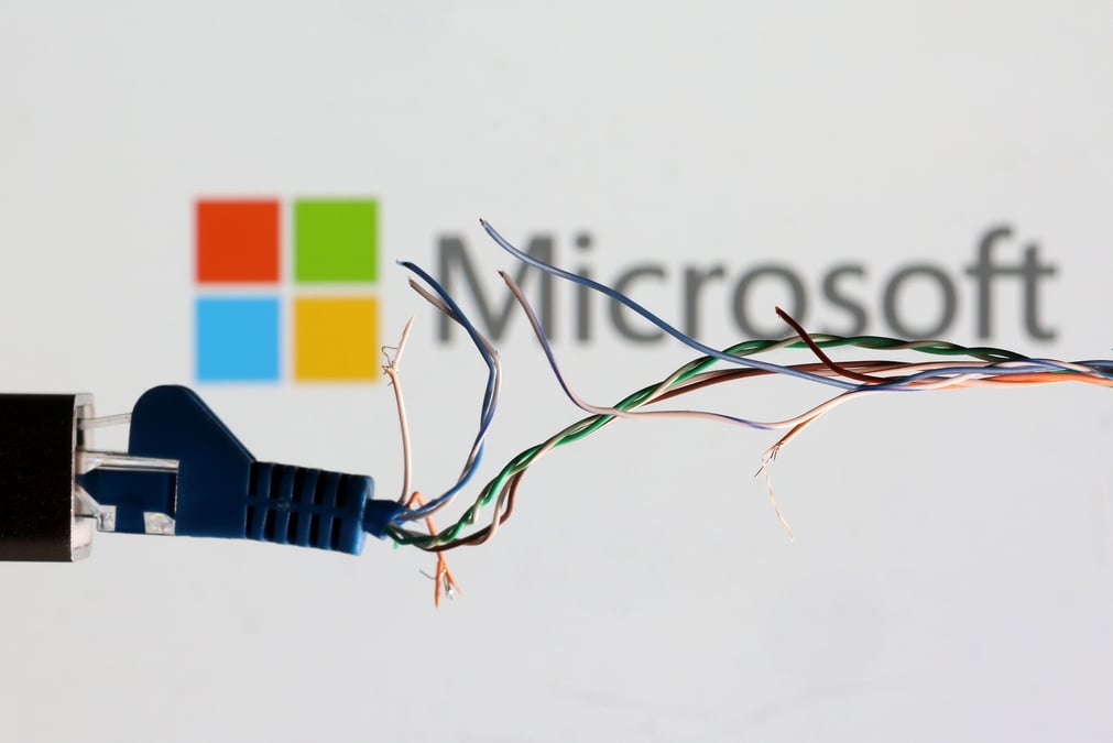 Illustration montrant un cable ethernet casse et le logo microsoft