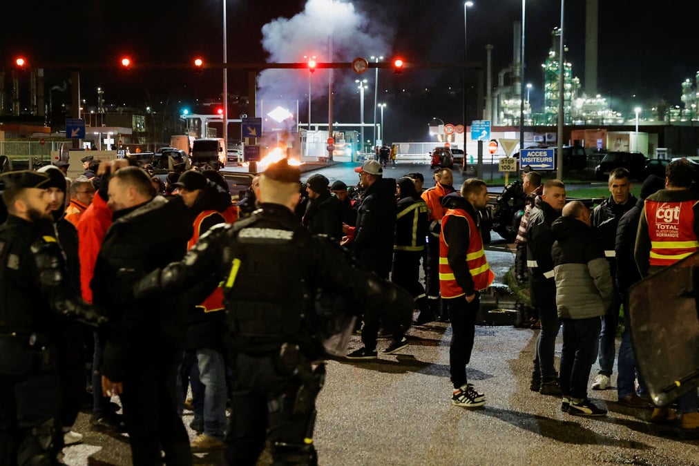 Photo des forces de l'ordre et et des salaries grevistes a la raffinerie de gonfreville