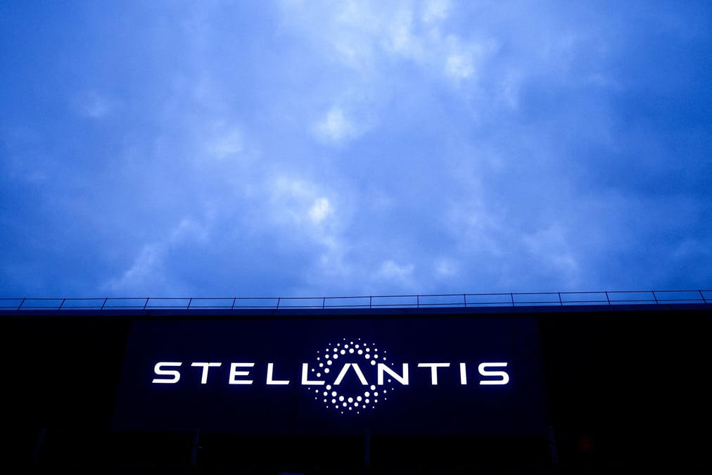 Le logo de stellantis sur un batiment de l'entreprise a velizy-villacoublay, pres de paris