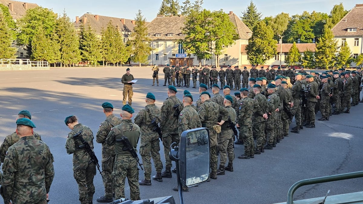Des troupes de l'armee polonaise montent la garde, alors qu'une partie des 12e et 17e brigades mecanisees commencent a se deplacer vers l'est du pays