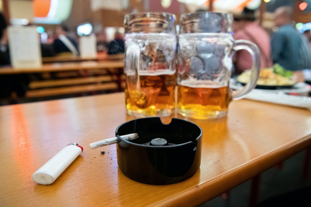 Les bières fortes et aromatisées pourraient être taxées davantage. En revanche, pas de hausse de taxes sur le tabac en vue. (photo d'illustration)