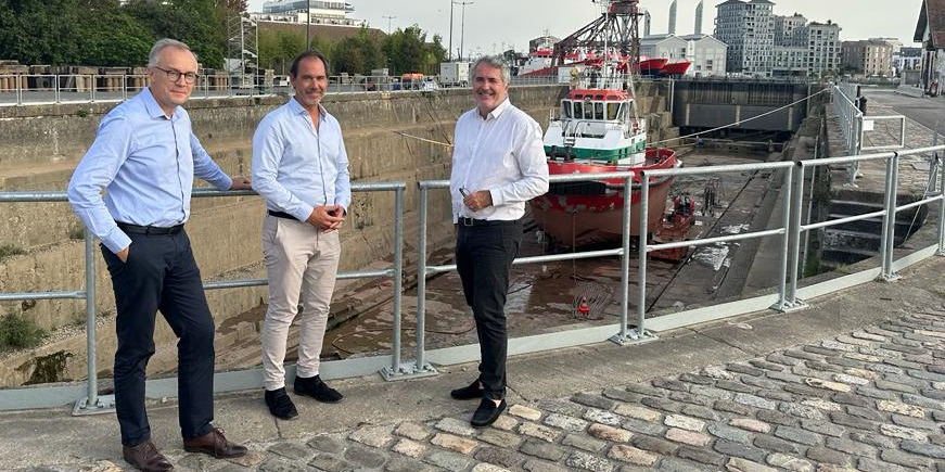 Jean-Frédéric Laurent, président du port de Bordeaux, Exequiel Cano Lanza, groupe Clyd, et Damien Havard, HDF Energy, devant la forme de radoub qui sera utilisée par Hynaval.