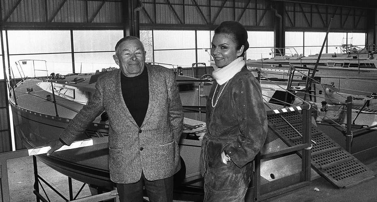 Annette Roux, petite-fille de Benjamin Bénéteau et dirigeante emblématique du groupe depuis 1964 pose avec son père, André Bénéteau.