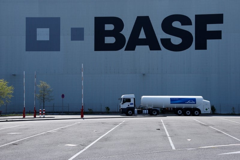 La faiblesse de l'euro compense la baisse des volumes chez basf