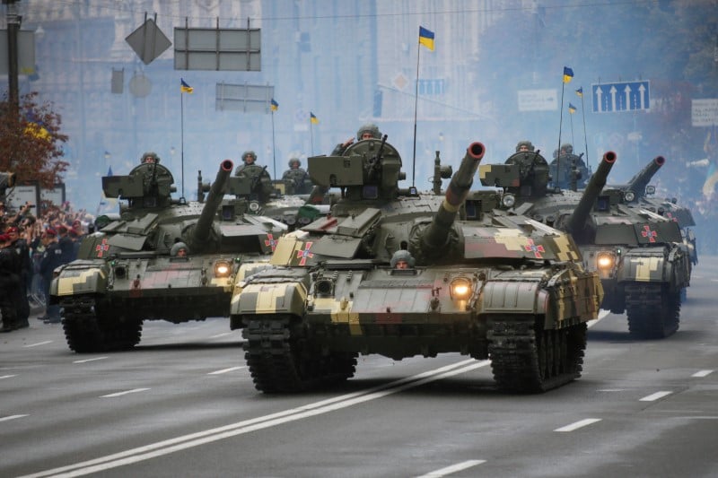 Defile militaire a kiev sur fond de regain de tension avec moscou