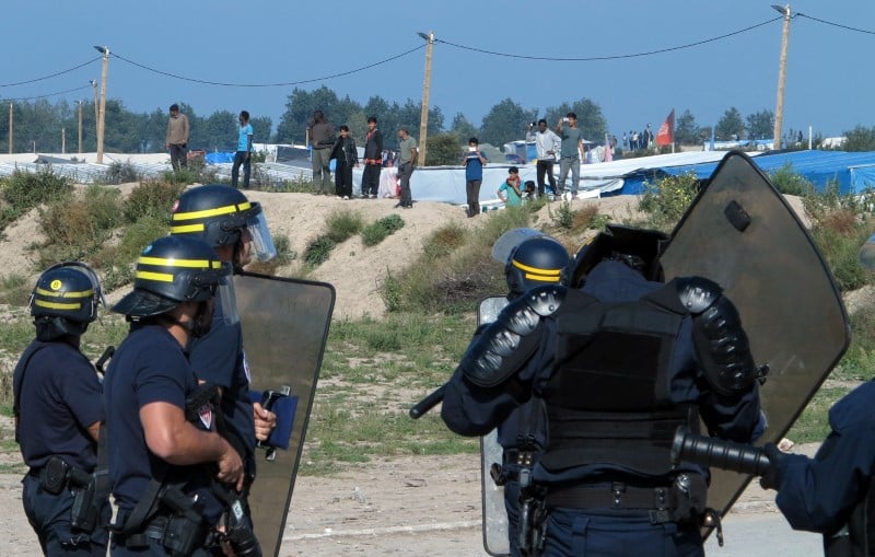 Echauffourees a calais entre migrants et crs