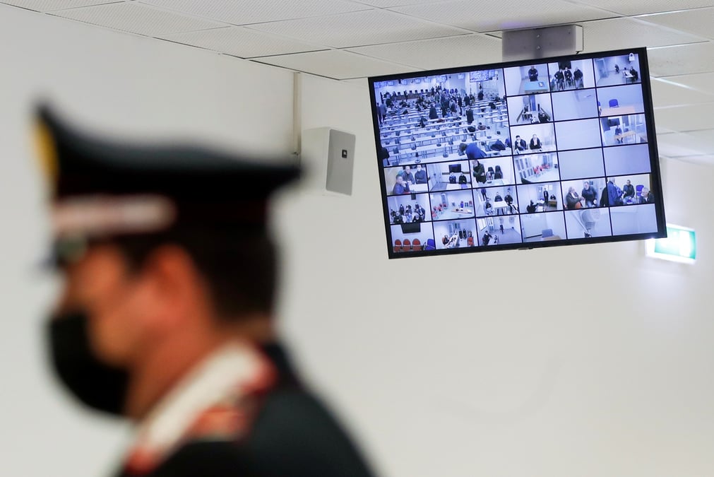 L'italie donne le coup d'envoi a un maxi-proces anti-mafia