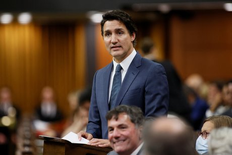 A la peine dans les sondages, Justin Trudeau, le Premier ministre canadien, veut séduire les jeunes électeurs qui lui ont déjà fait confiance.