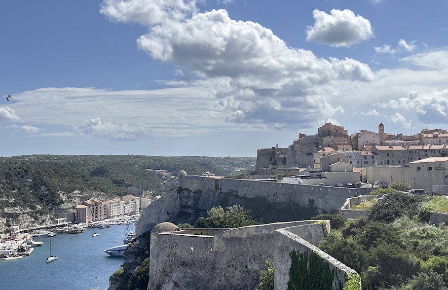 Bonifacio bannit les résidences secondaires, une décision prise par le maire (Renaissance), Jean-Charles Orsucci, en vertu de la loi Le Meur.