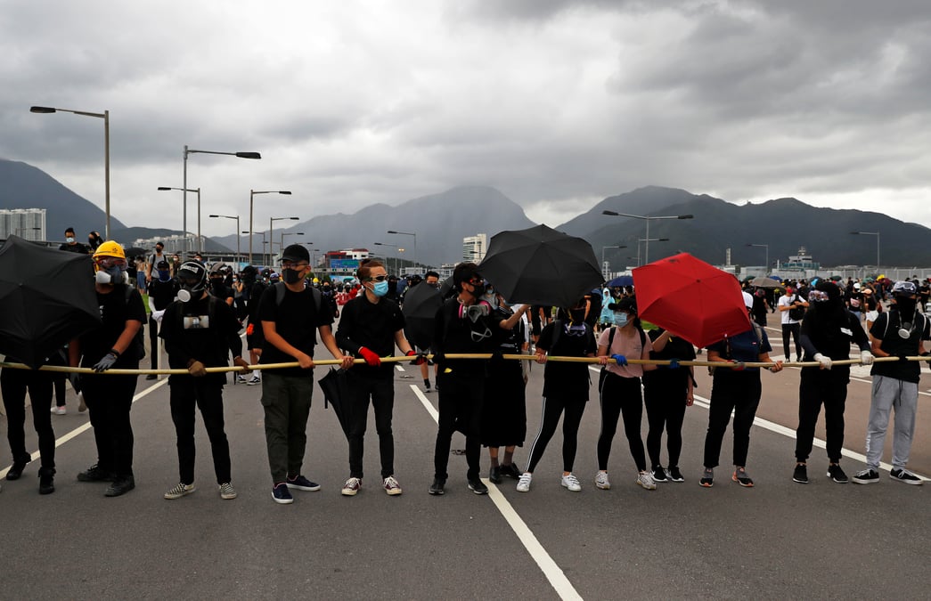 Hong kong: les manifestants perturbent les acces a l'aeroport
