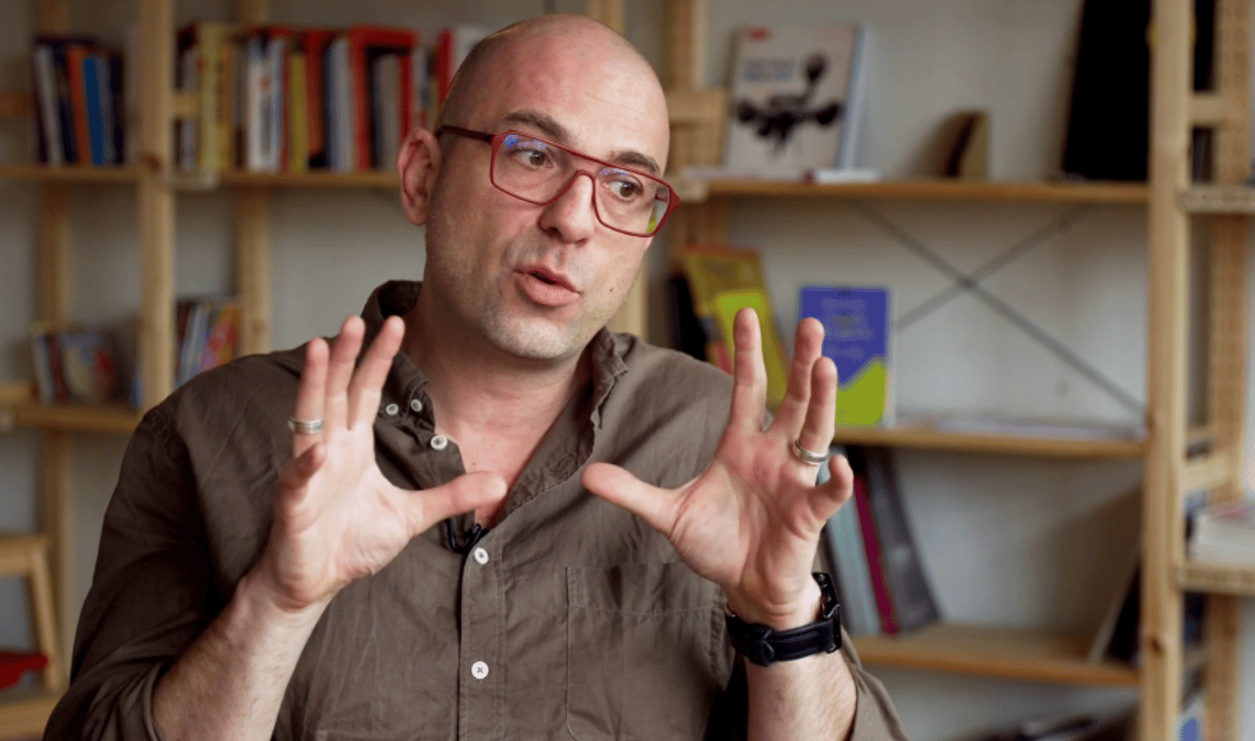 Le chercheur Olivier Ertzscheid dénonce l'émergence du « Web synthétique », un Internet où les contenus produits par des machines finissent par occuper l'essentiel de l'espace d'expression visible.