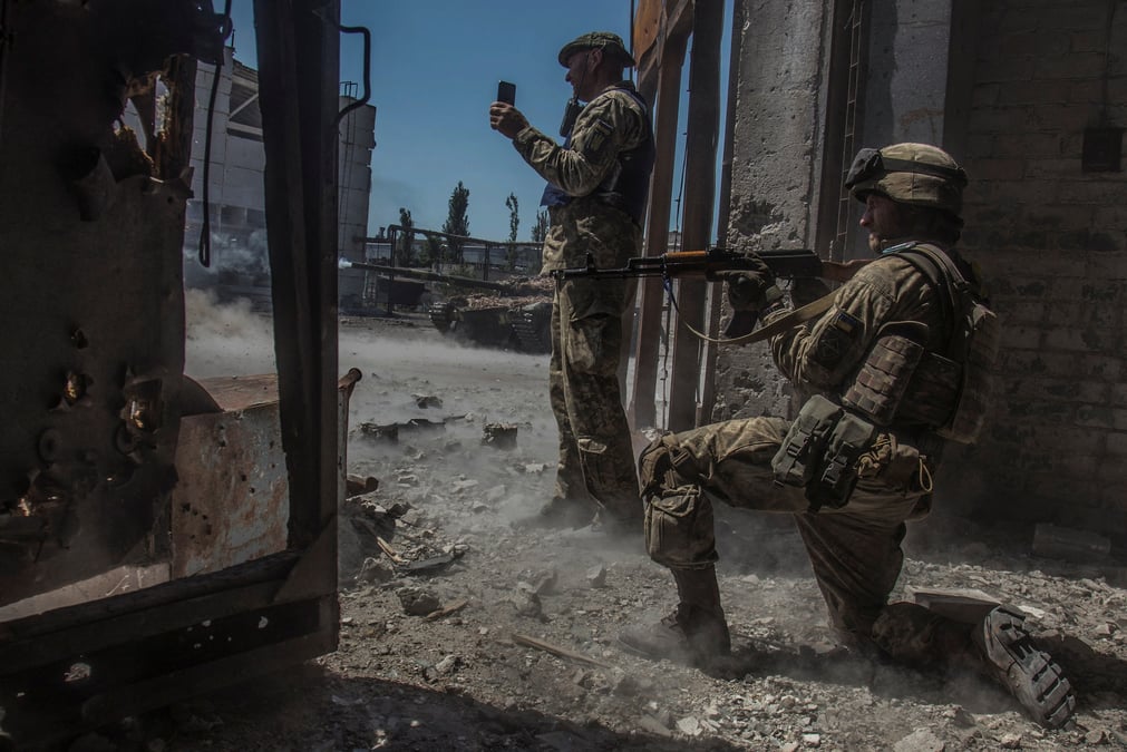 L'ukraine envoie des renforts dans sievierodonetsk assiegee par les russes