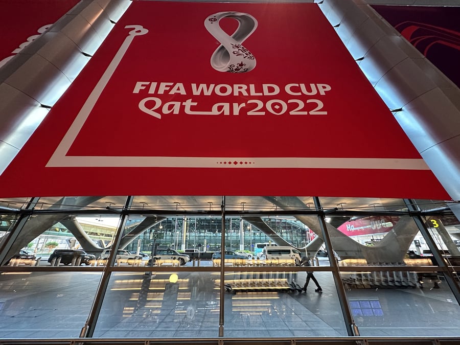 Le logo de la coupe du monde 2022 a l'aeroport international de hamad