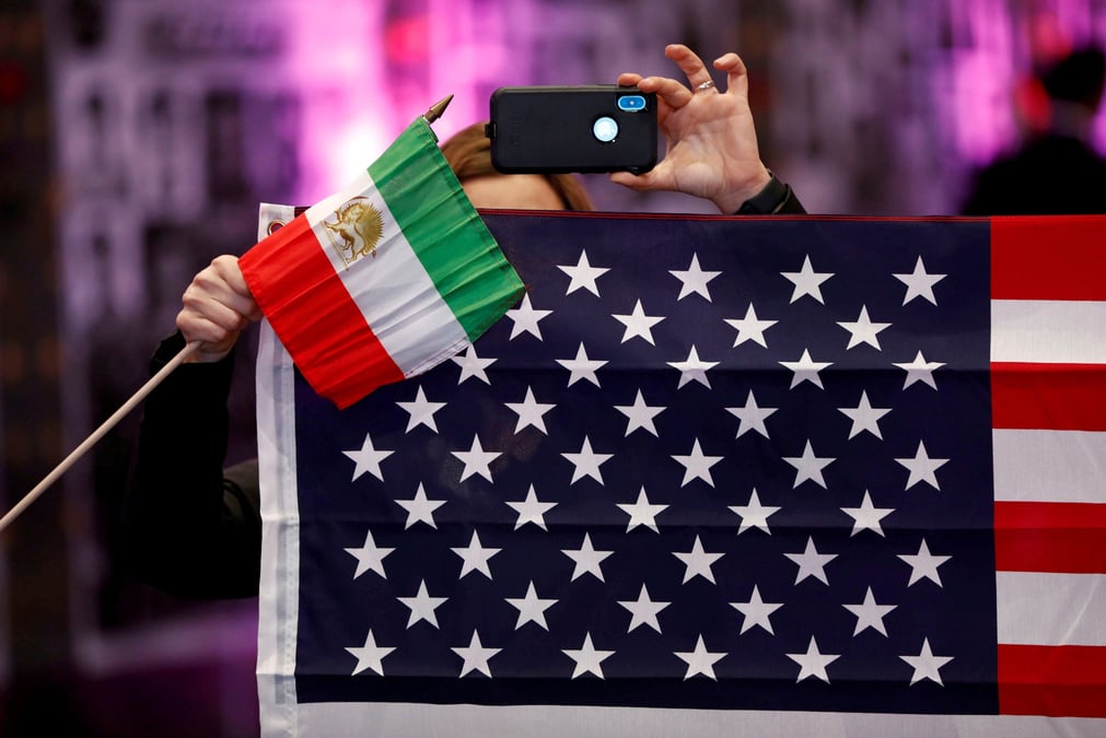 Photo des drapeaux de l'iran et des etats-unis