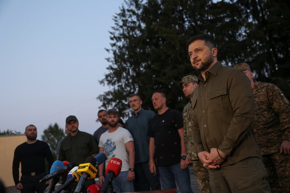 Le president ukrainien et cinq commandants d'azovstal s'adressent aux medias a lviv apres leur retour d'istanbul