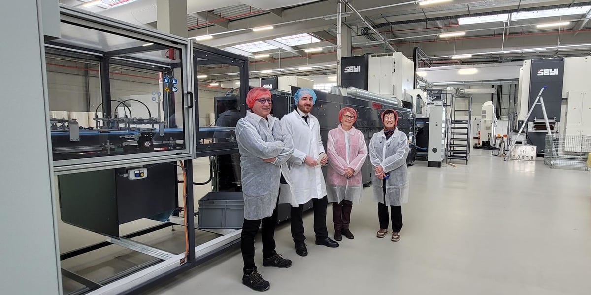 Les représentants représentants de la quatrième génération aux commandes du groupe avec Marie-Guite Dufay, présidente de la région Bourgogne-Franche-Comté devant la première machine fonctionnant avec la technologie pulpe sèche développée par la start-up suédois : Pulpac.