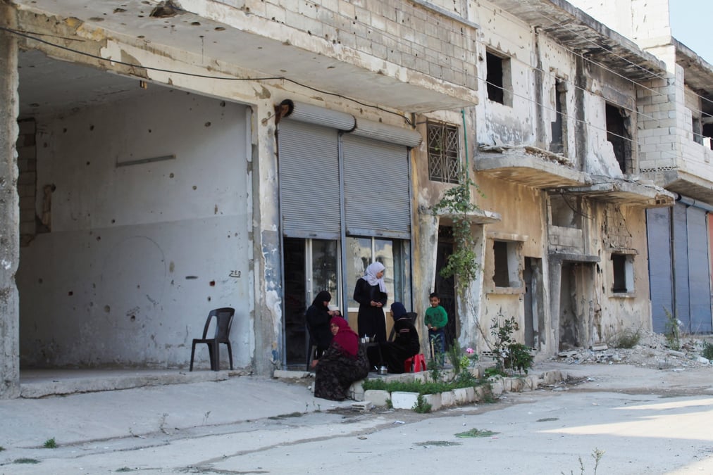 Des personnes sont assises a homs