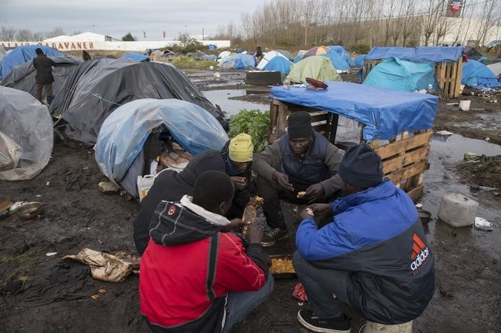 Les migrants de calais regroupes dans un camp de fortune