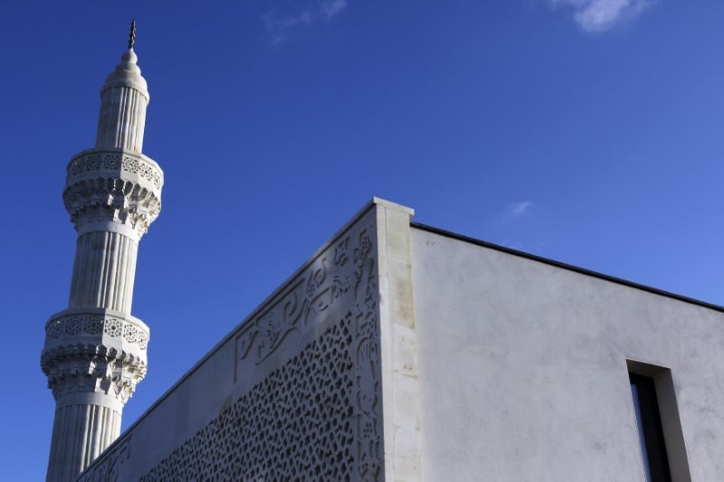 Macron veut donner un "cadre" a l'islam a l'automne