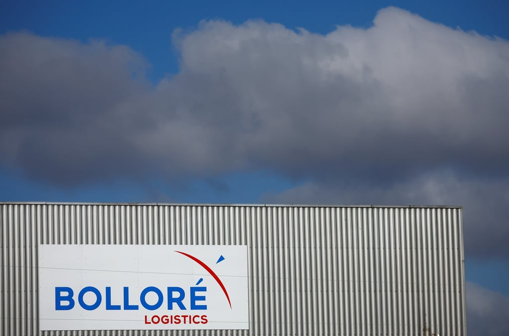 Le logo de bollore logisitcs a montoir-de-bretagne, en france