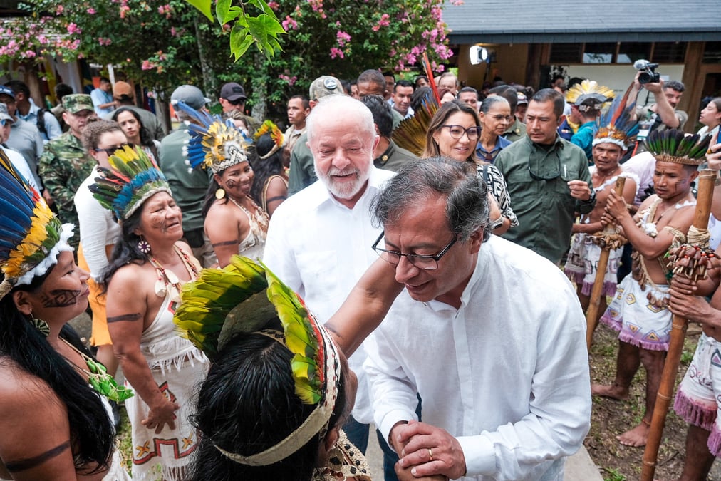 Le president colombien gustavo petro et le president bresilien luiz inacio lula da silva saluent les populations indigenes a leticia