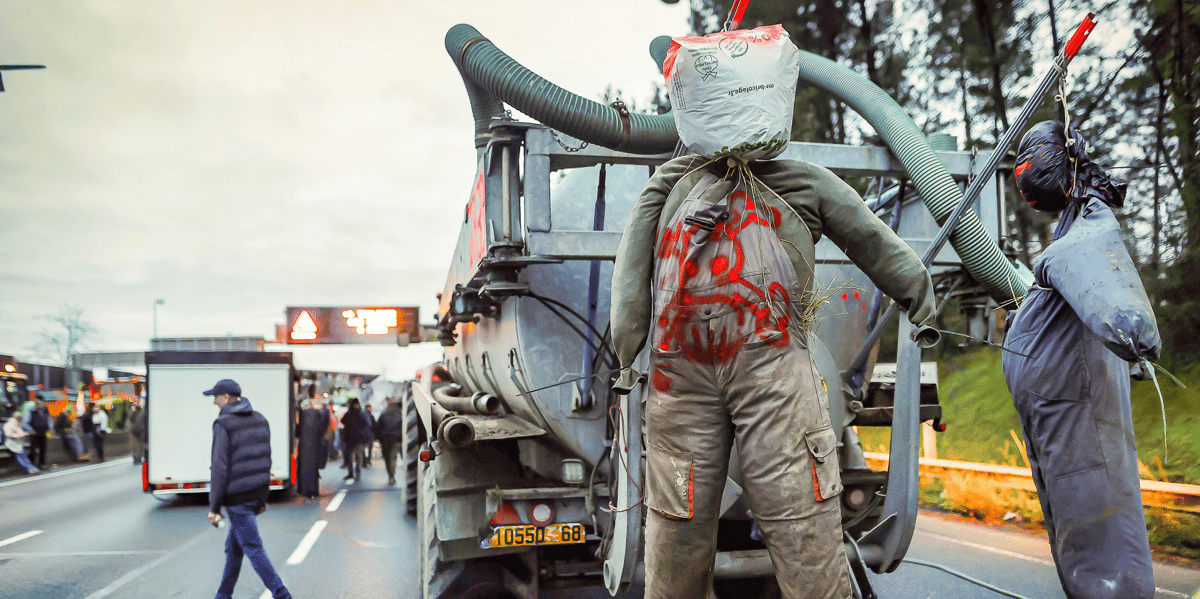 Depuis deux semaines, les agriculteurs manifestent dans toute la France, comme ici le 24 janvier sur la rocade de Bordeaux.