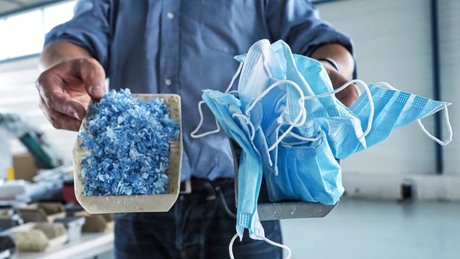 Les masques décontaminés et broyés sont utilisés par la société Plaxtil pour fabriquer des objets en plastique.