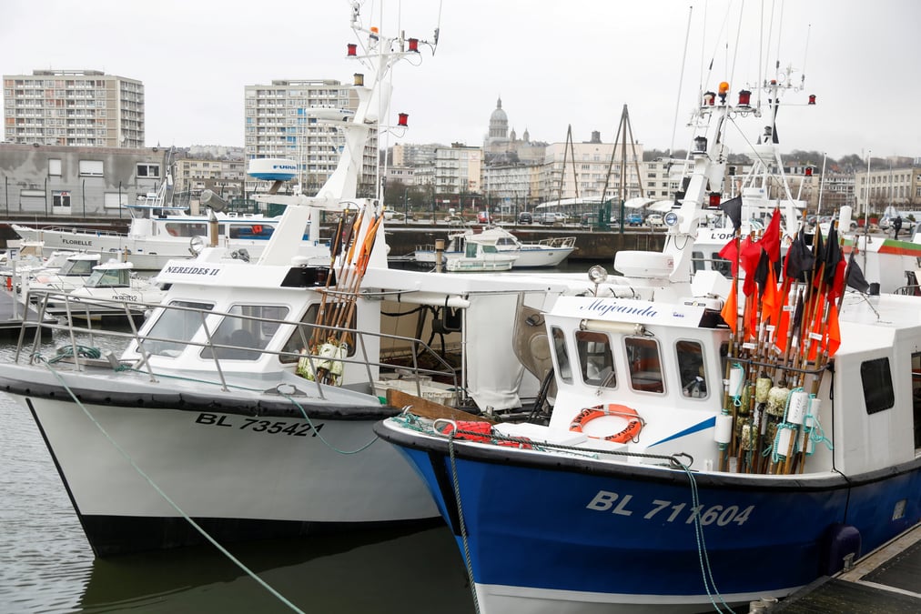 Peche/grande-bretagne: la france suspend sa menace de sanctions, discussions en cours