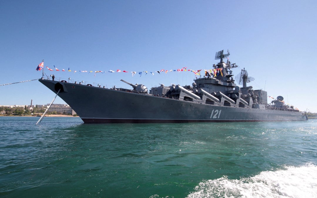 La russie annonce que son vaisseau amiral endommage dans la mer noire a coule