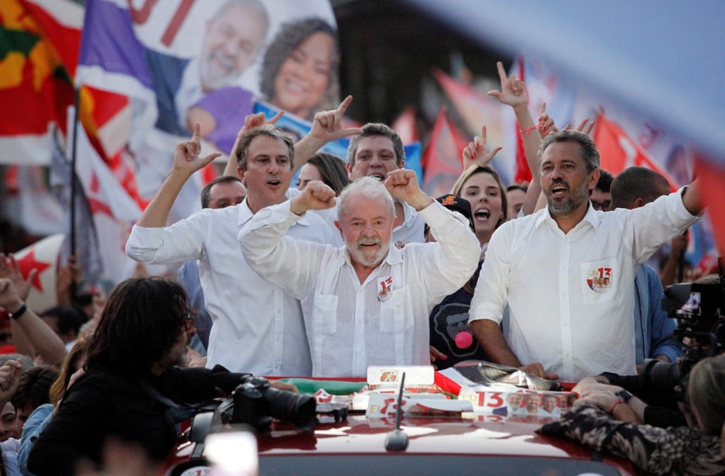 L'ancien president du bresil et candidat a l'election presidentielle luiz inacio lula da silva salue ses partisans a fortaleza