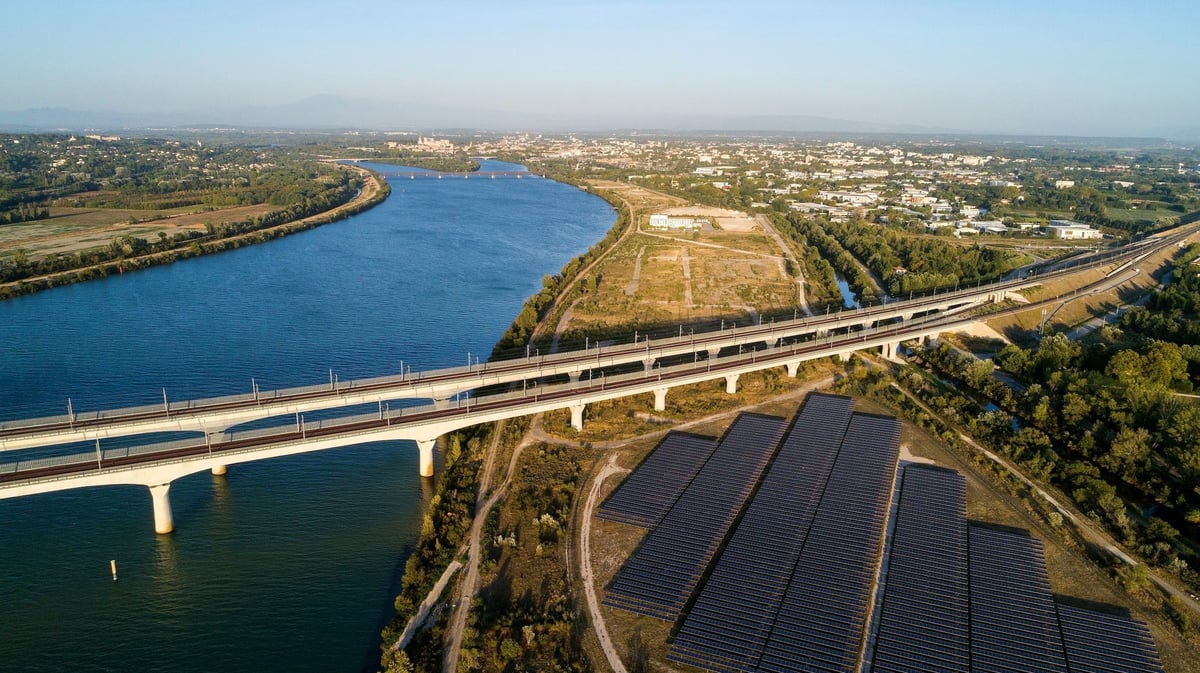 Le projet Solarhona a fait l'objet d'un financement participatif, un modèle de financement en croissance, qui permet aux habitants d'investir leur épargne dans des projets construits à proximité.