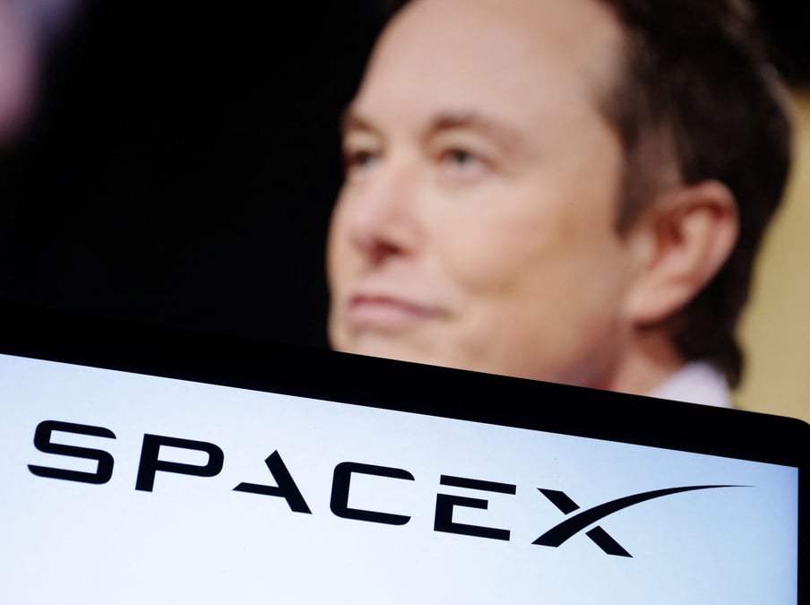 Le logo de spacex et la photo d'elon musk