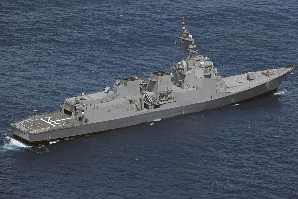 Photo d'un navire de la force maritime d'autodefense japonaise (jmsdf) qui mene une operation de recherche et de sauvetage sur le site ou deux helicopteres de la jmsdf se sont ecrases en mer pres de torishima